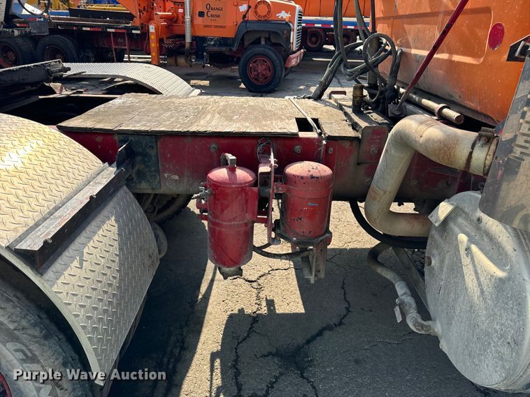 image for item DV5799 2001 Mack  RD690S semi truck