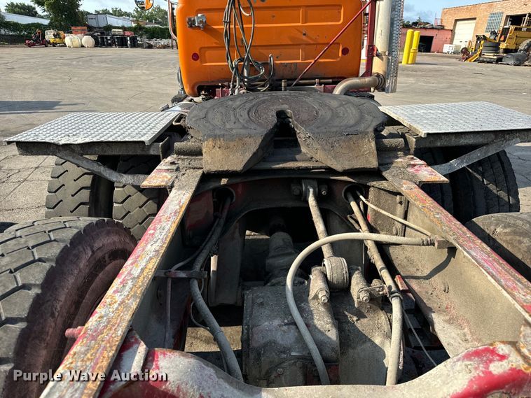 image for item DV5799 2001 Mack  RD690S semi truck