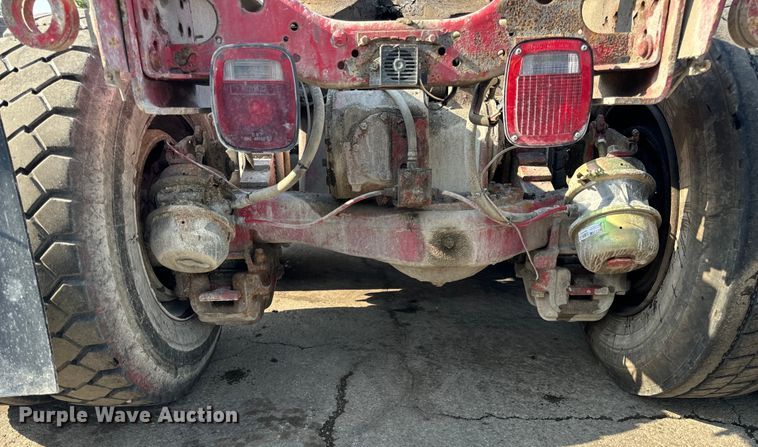 image for item DV5799 2001 Mack  RD690S semi truck