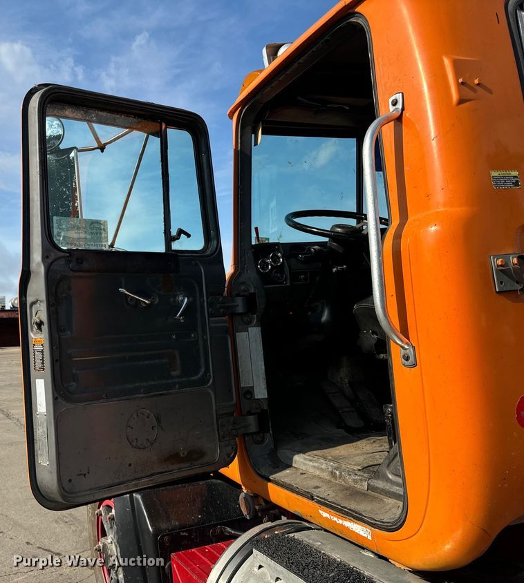 image for item DV5799 2001 Mack  RD690S semi truck