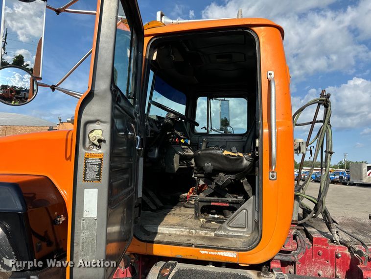 image for item DV5799 2001 Mack  RD690S semi truck