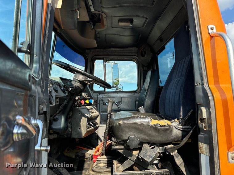 image for item DV5799 2001 Mack  RD690S semi truck