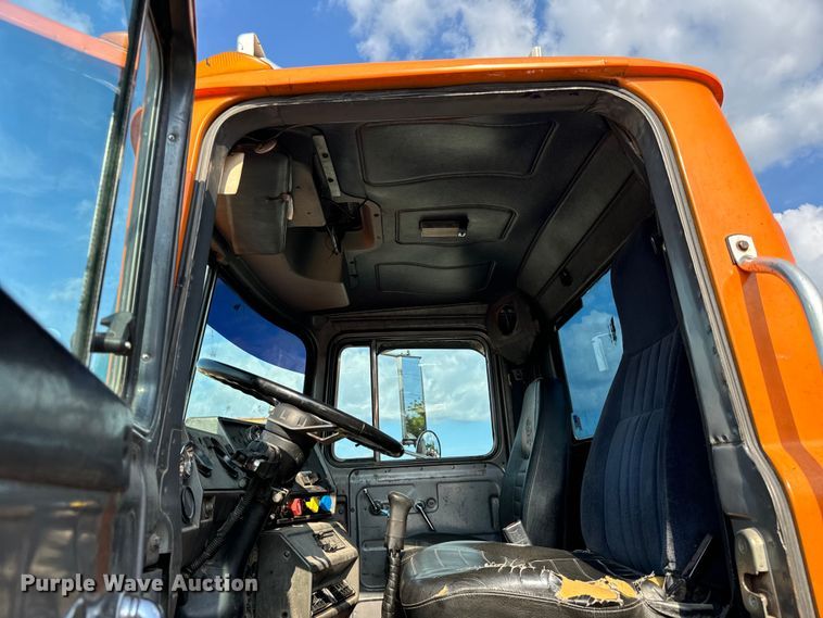 image for item DV5799 2001 Mack  RD690S semi truck