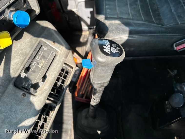 image for item DV5799 2001 Mack  RD690S semi truck