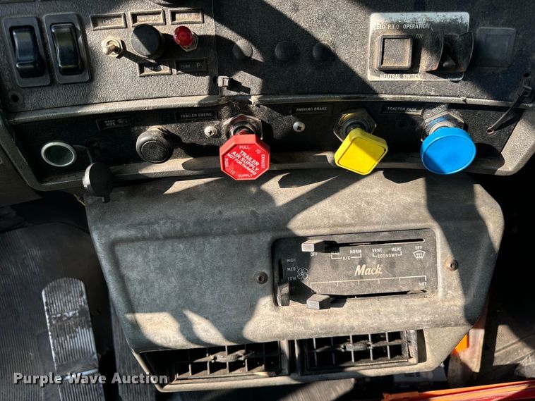 image for item DV5799 2001 Mack  RD690S semi truck