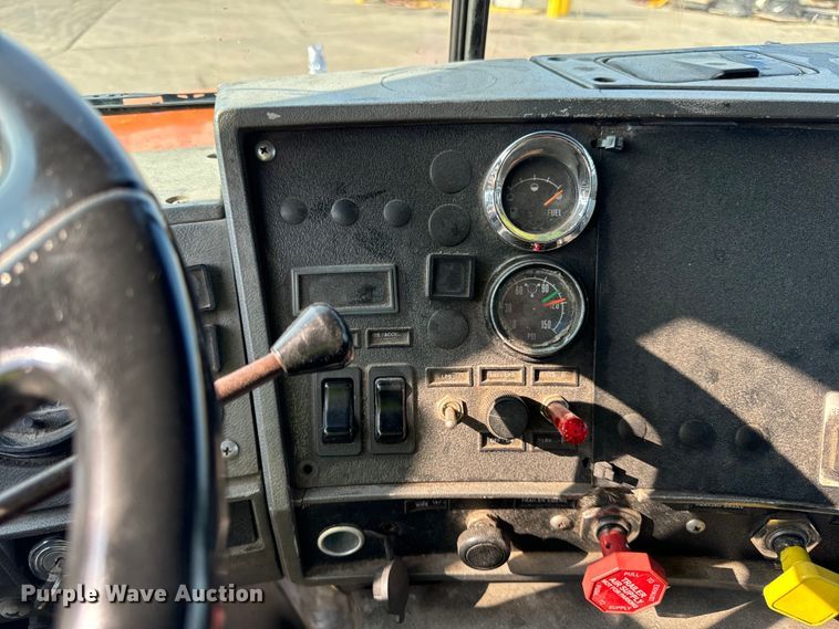 image for item DV5799 2001 Mack  RD690S semi truck