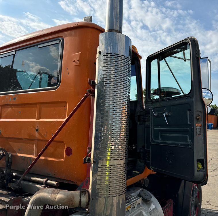 image for item DV5799 2001 Mack  RD690S semi truck