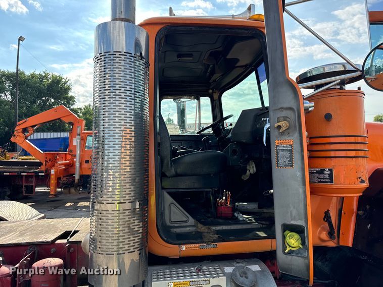 image for item DV5799 2001 Mack  RD690S semi truck