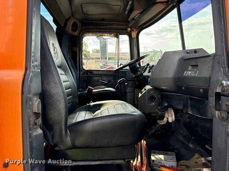 image for item DV5799 2001 Mack  RD690S semi truck