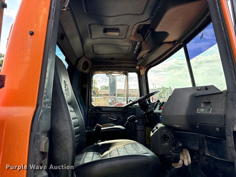 image for item DV5799 2001 Mack  RD690S semi truck