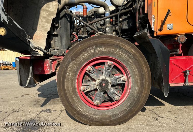 image for item DV5799 2001 Mack  RD690S semi truck