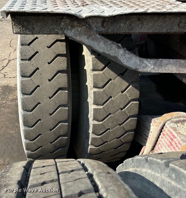 image for item DV5799 2001 Mack  RD690S semi truck