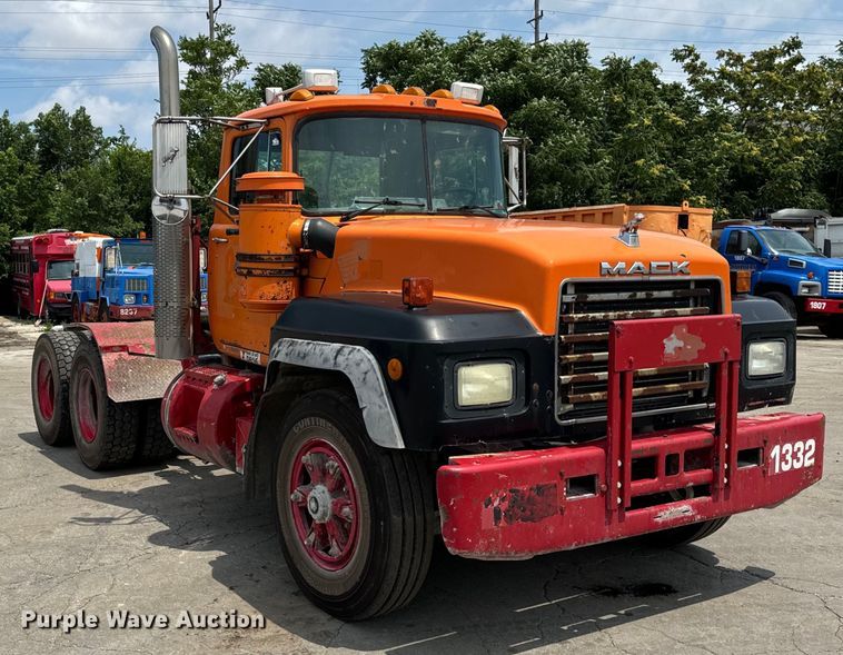 image for item DV5800 2001 Mack  RD690S semi truck