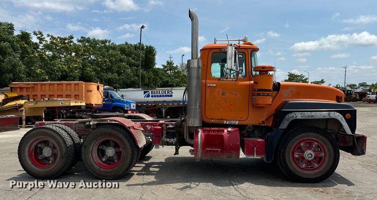 image for item DV5800 2001 Mack  RD690S semi truck