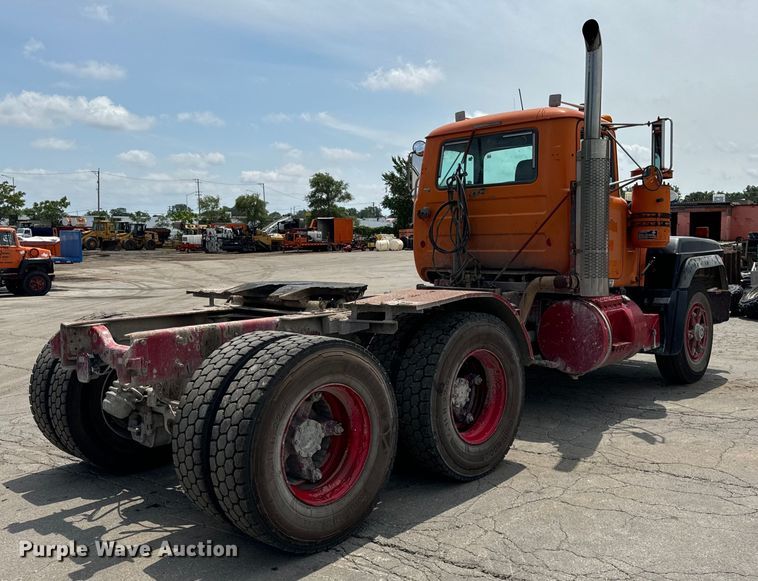 image for item DV5800 2001 Mack  RD690S semi truck