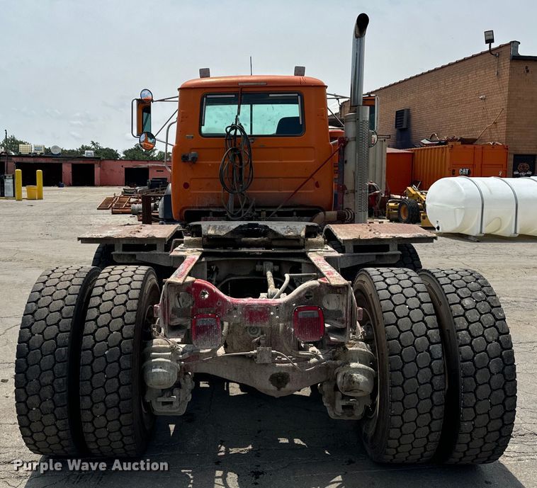 image for item DV5800 2001 Mack  RD690S semi truck