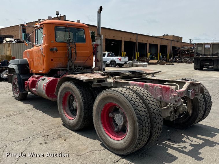 image for item DV5800 2001 Mack  RD690S semi truck