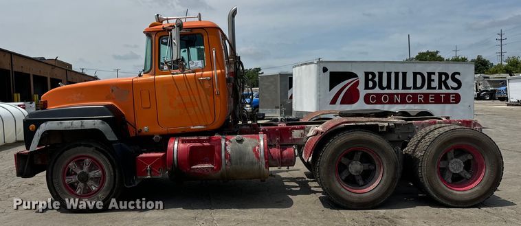 image for item DV5800 2001 Mack  RD690S semi truck