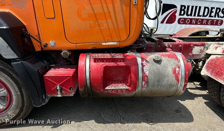 image for item DV5800 2001 Mack  RD690S semi truck