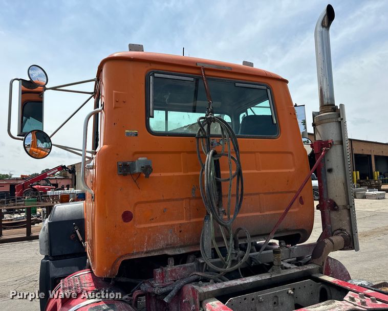 image for item DV5800 2001 Mack  RD690S semi truck