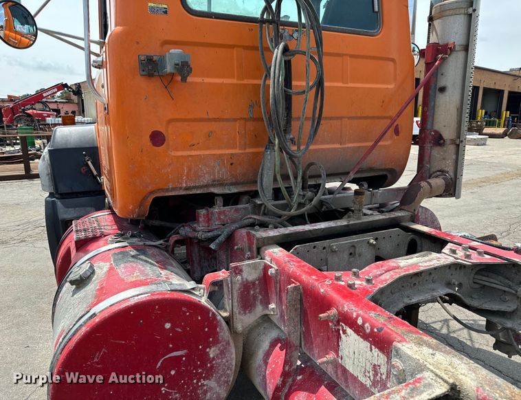 image for item DV5800 2001 Mack  RD690S semi truck