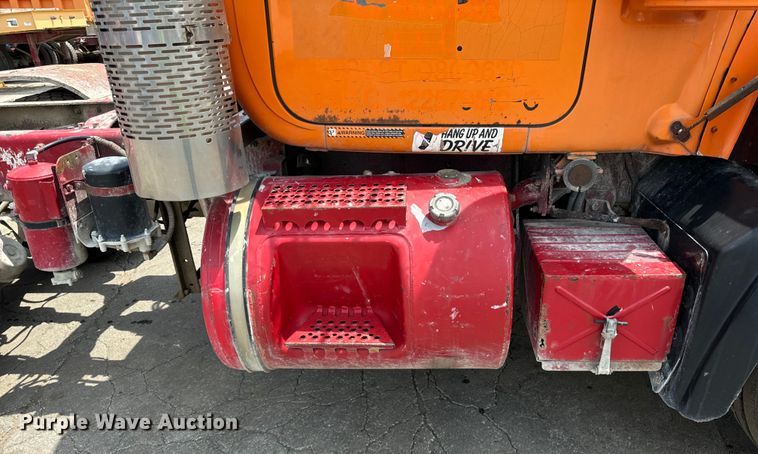 image for item DV5800 2001 Mack  RD690S semi truck