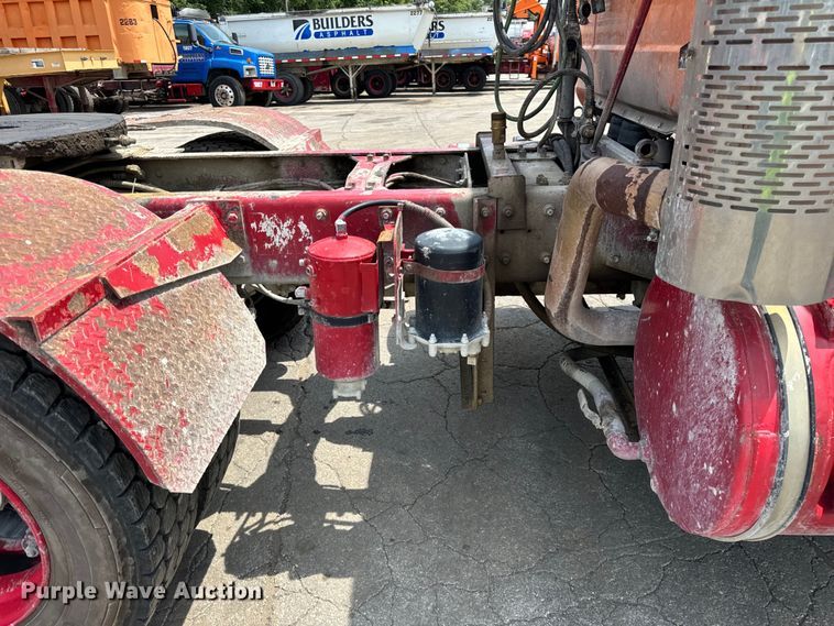 image for item DV5800 2001 Mack  RD690S semi truck