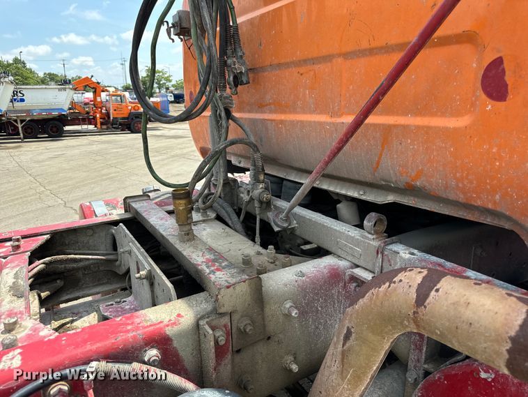 image for item DV5800 2001 Mack  RD690S semi truck