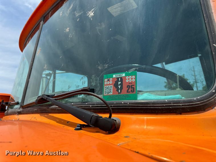 image for item DV5800 2001 Mack  RD690S semi truck