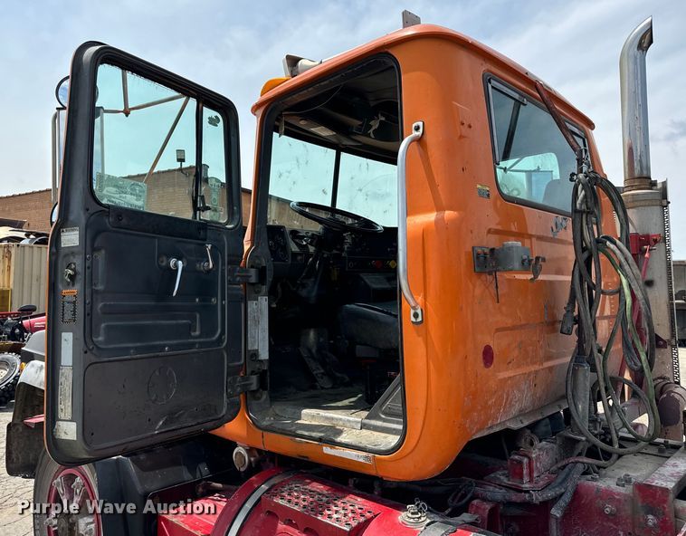 image for item DV5800 2001 Mack  RD690S semi truck