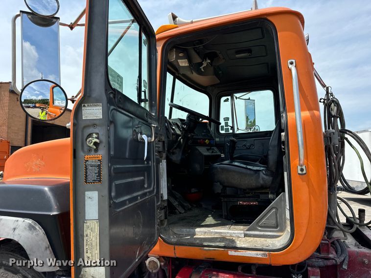 image for item DV5800 2001 Mack  RD690S semi truck