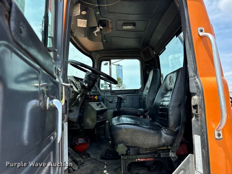 image for item DV5800 2001 Mack  RD690S semi truck