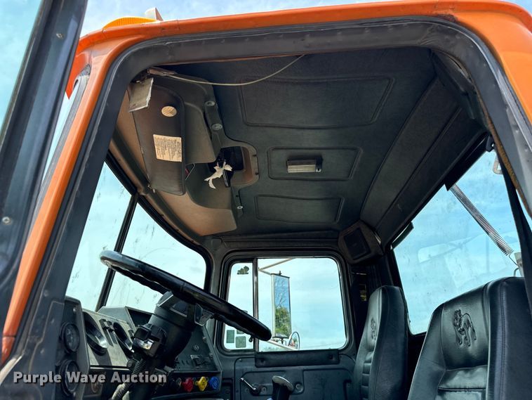 image for item DV5800 2001 Mack  RD690S semi truck