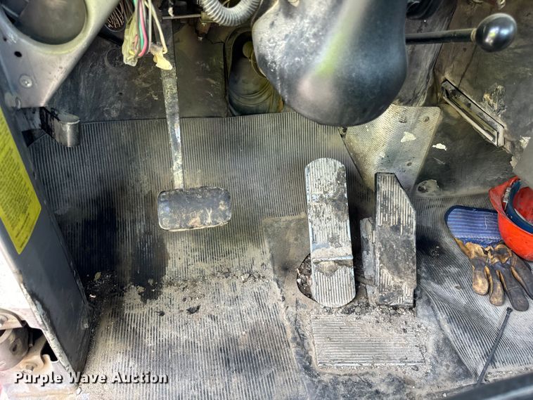 image for item DV5800 2001 Mack  RD690S semi truck