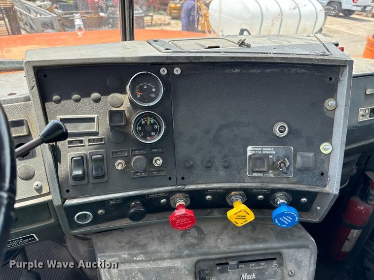 image for item DV5800 2001 Mack  RD690S semi truck