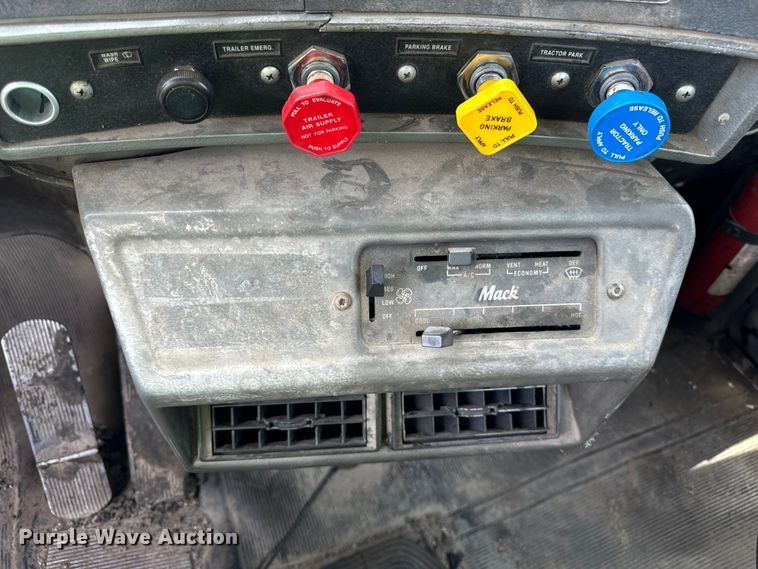 image for item DV5800 2001 Mack  RD690S semi truck