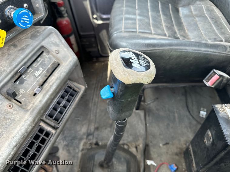 image for item DV5800 2001 Mack  RD690S semi truck