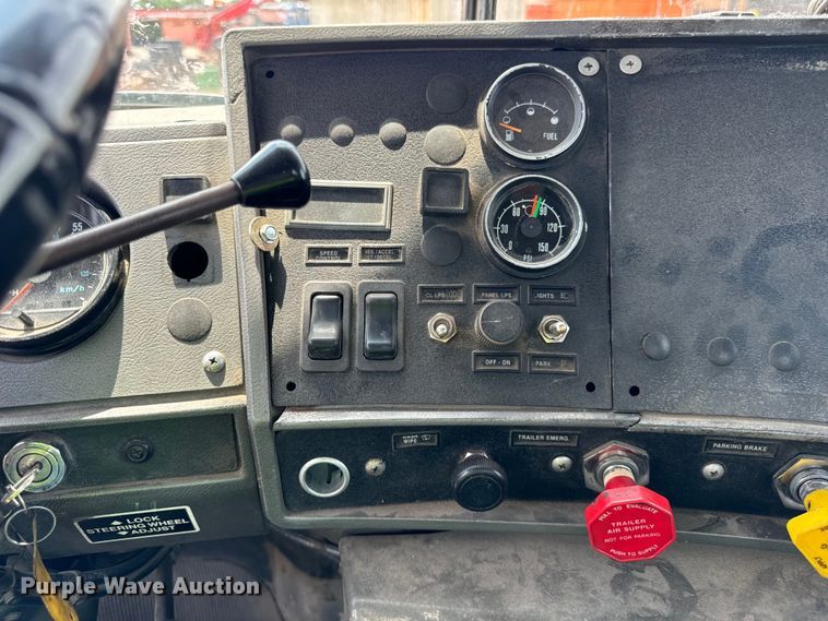 image for item DV5800 2001 Mack  RD690S semi truck