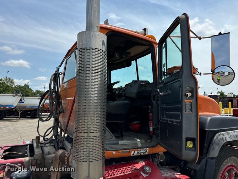 image for item DV5800 2001 Mack  RD690S semi truck