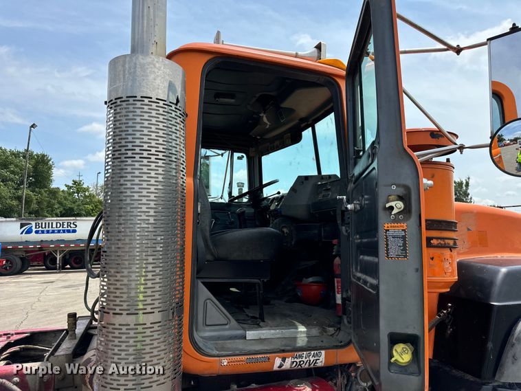 image for item DV5800 2001 Mack  RD690S semi truck