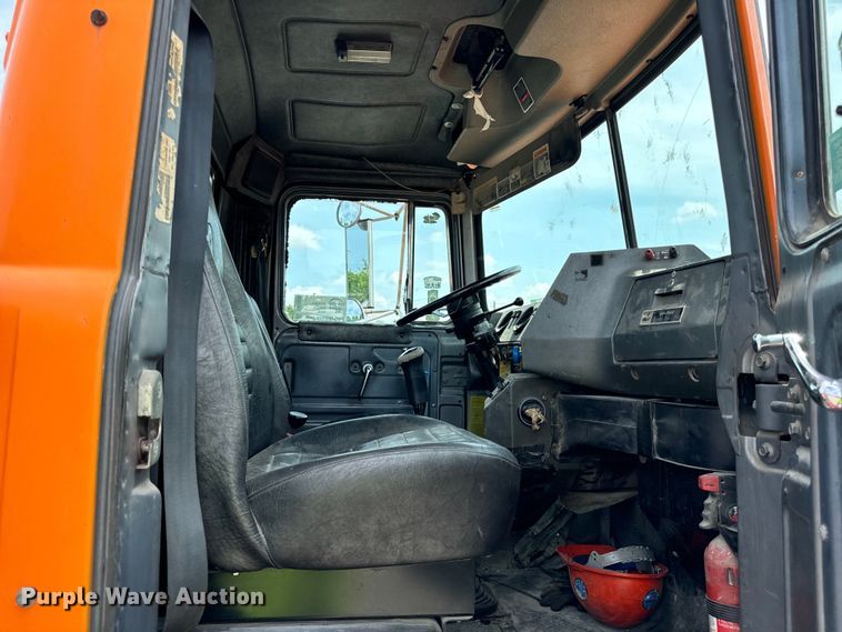 image for item DV5800 2001 Mack  RD690S semi truck