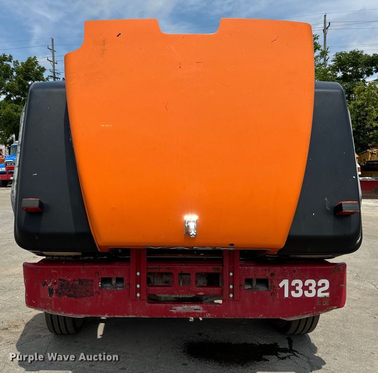 image for item DV5800 2001 Mack  RD690S semi truck