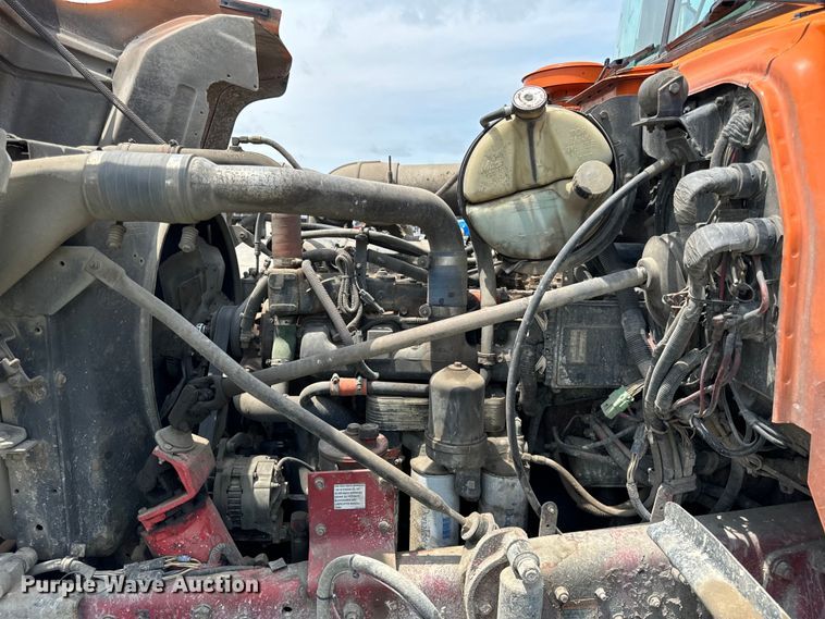 image for item DV5800 2001 Mack  RD690S semi truck