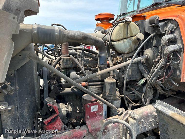 image for item DV5800 2001 Mack  RD690S semi truck