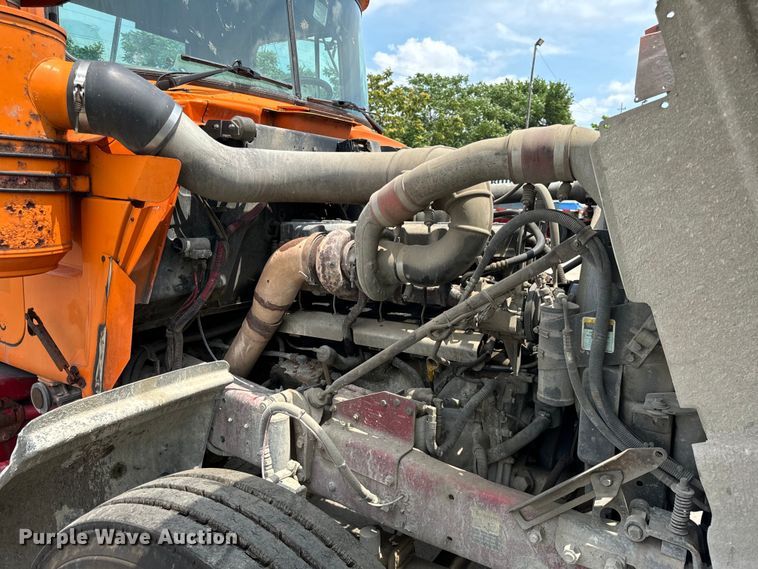 image for item DV5800 2001 Mack  RD690S semi truck