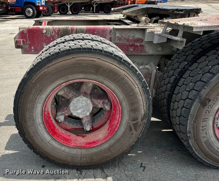 image for item DV5800 2001 Mack  RD690S semi truck