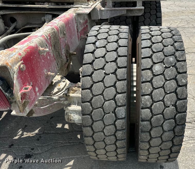 image for item DV5800 2001 Mack  RD690S semi truck