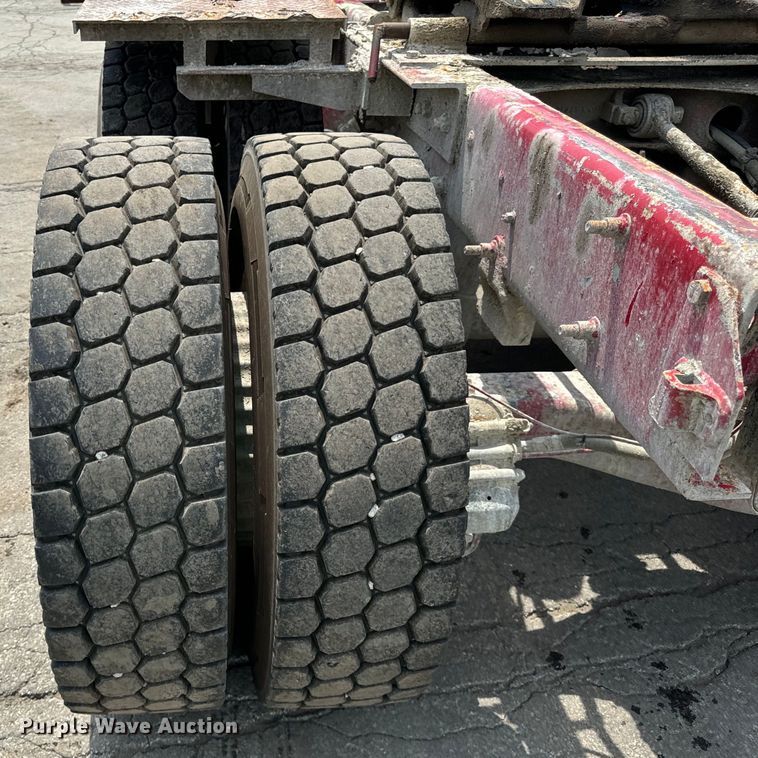 image for item DV5800 2001 Mack  RD690S semi truck