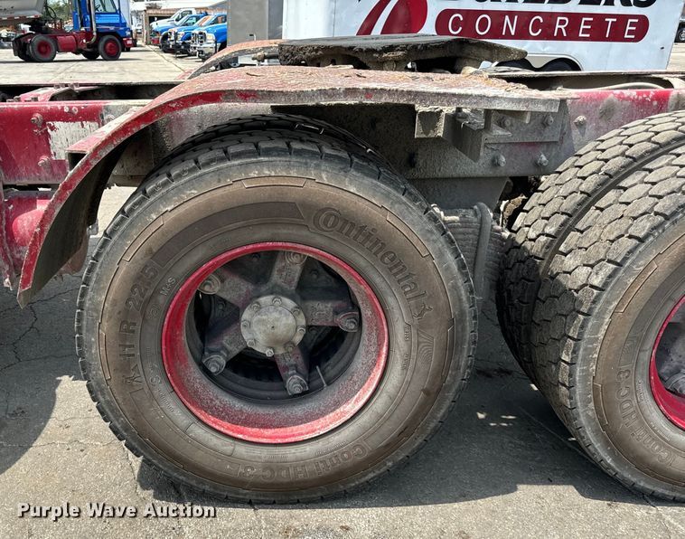 image for item DV5800 2001 Mack  RD690S semi truck