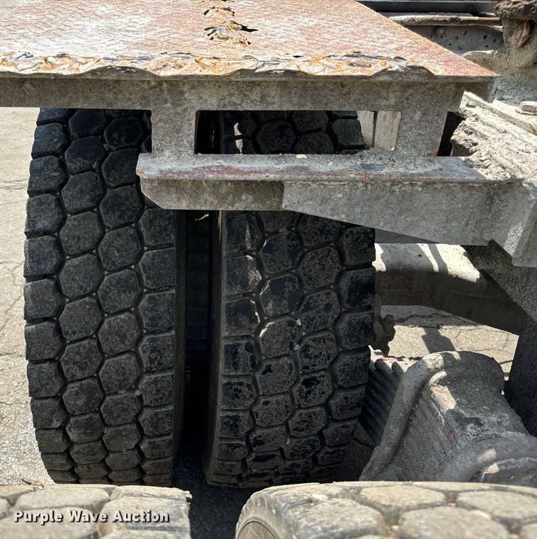 image for item DV5800 2001 Mack  RD690S semi truck